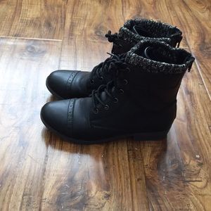 Women’s black boots size 7